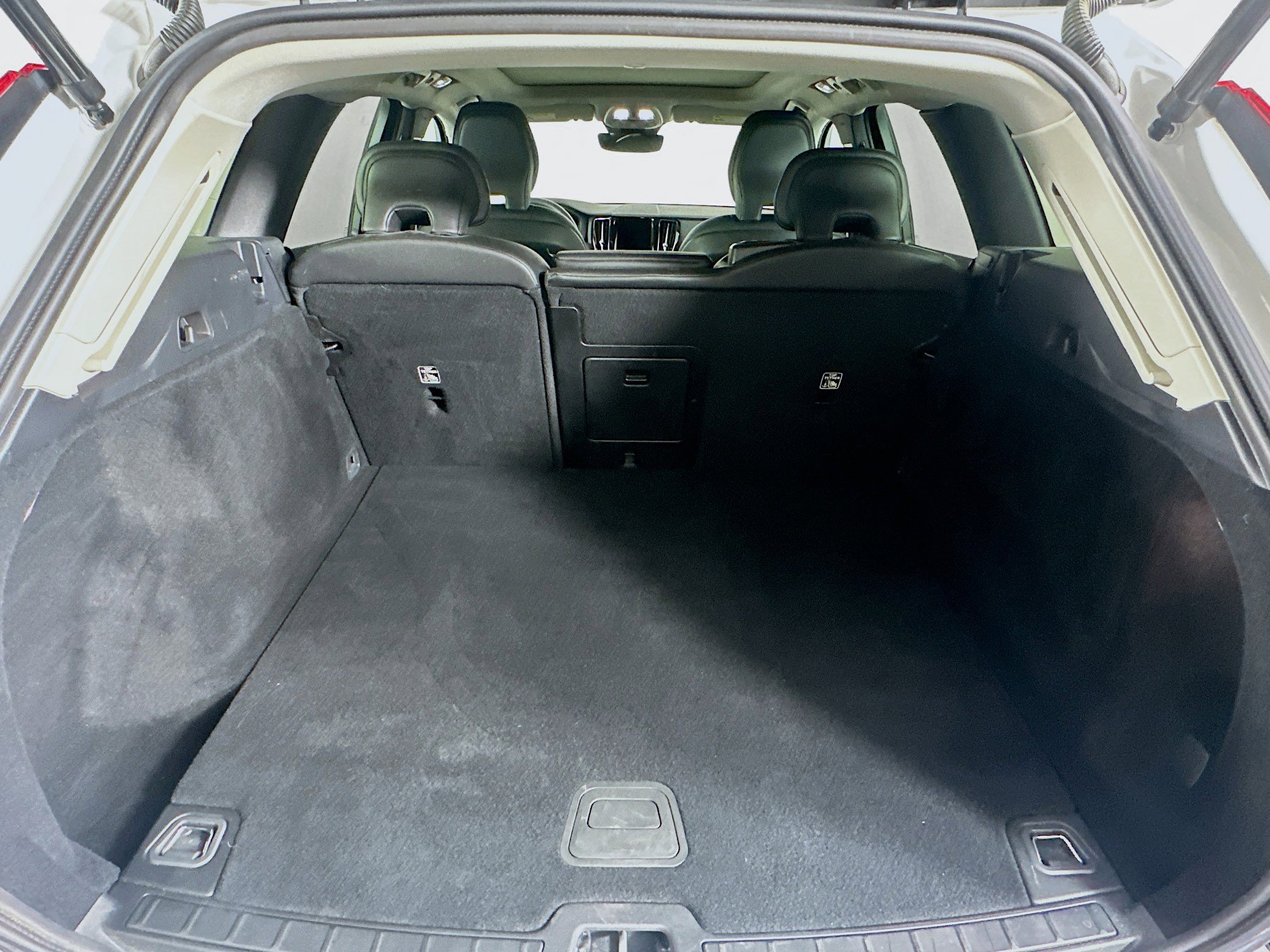 Used 2024 Volvo XC60 B5 Core image 30