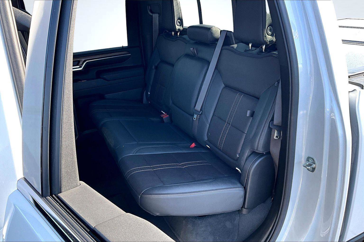 Used 2024 Chevrolet Silverado 2500 High Country w/ Technology Package image 27