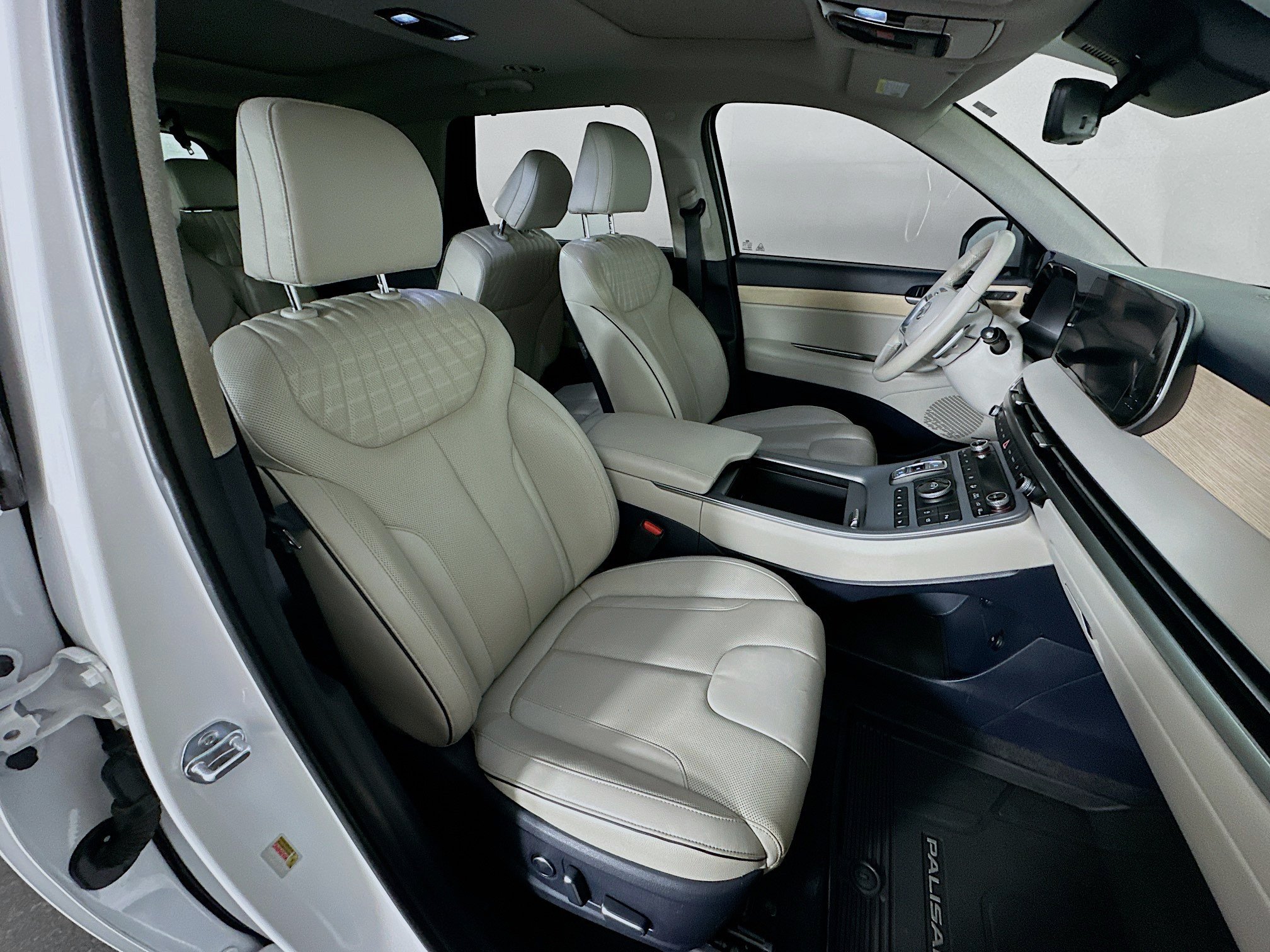 Used 2023 Hyundai Palisade Limited w/ Winter Package FWD image 34