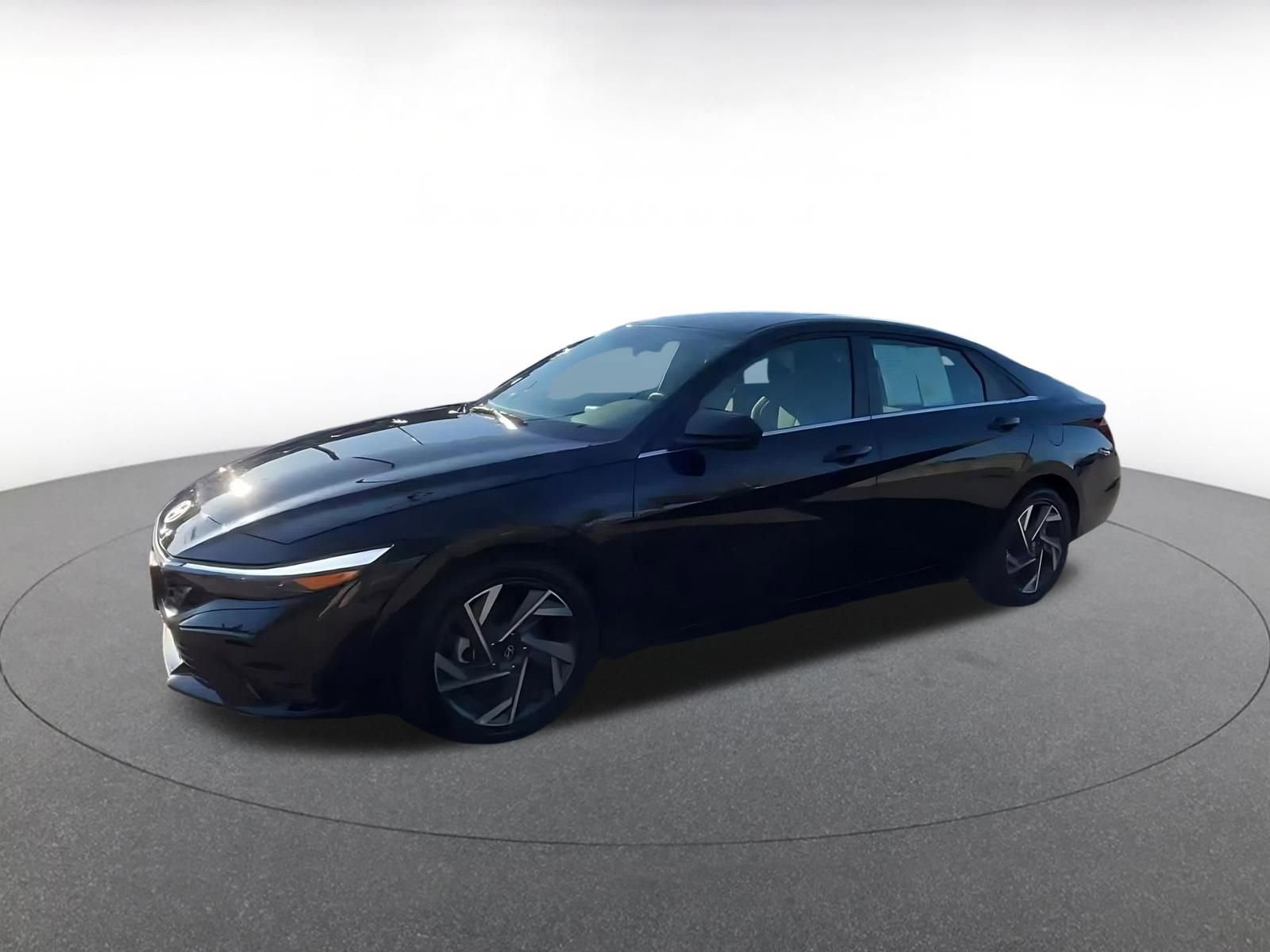 Used 2025 Hyundai Elantra SEL FWD image 4