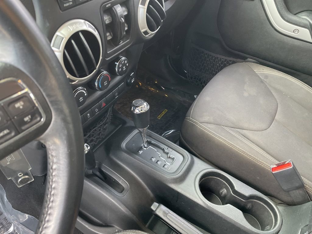 Used 2017 Jeep Wrangler Unlimited Sahara w/ Connectivity Group image 18