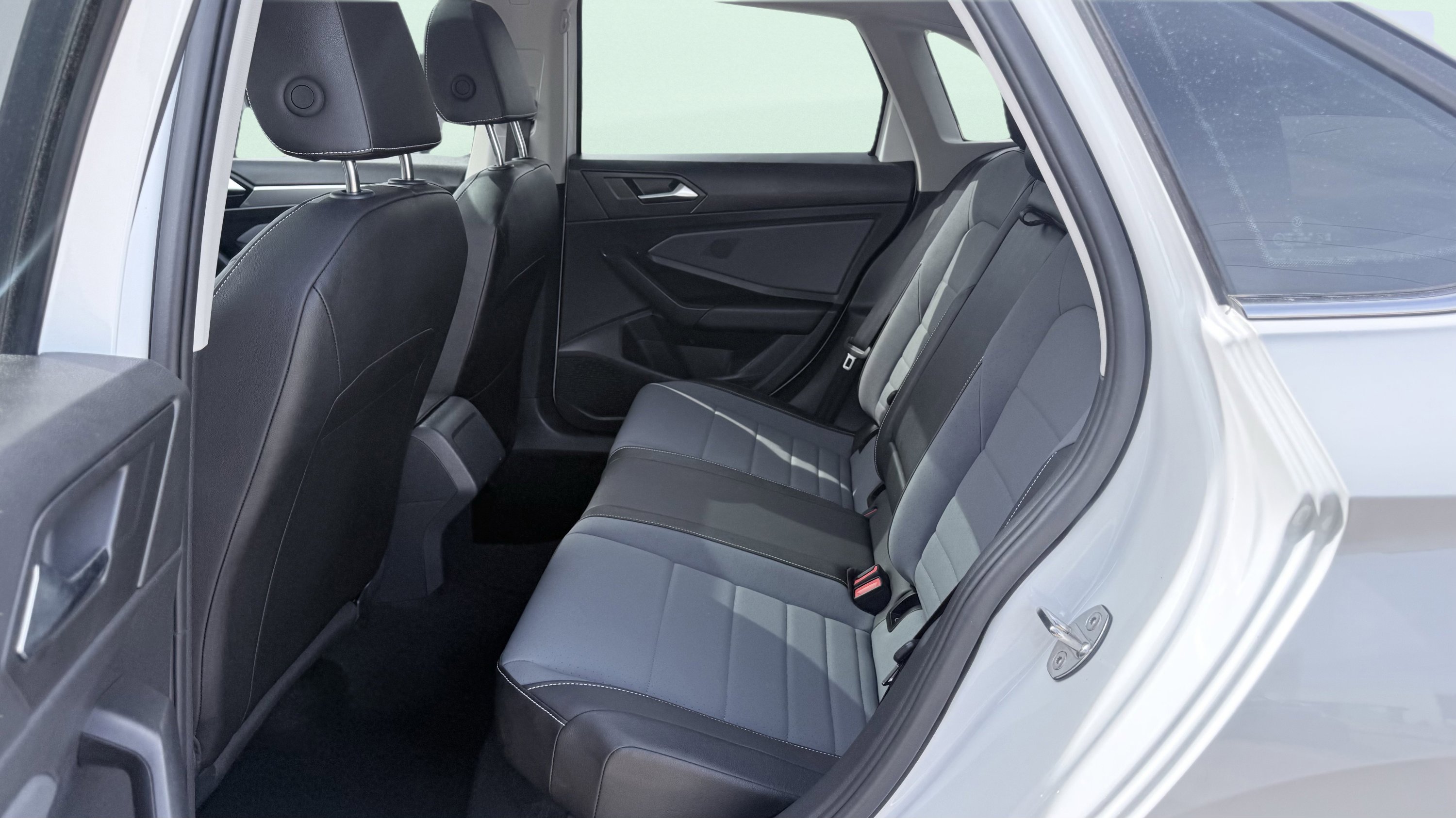 Used 2025 Volkswagen Jetta SE FWD image 30