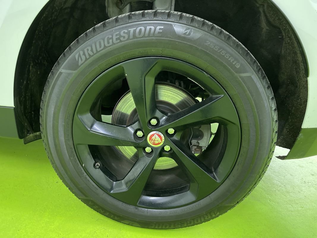 Used 2019 Jaguar F-PACE Premium image 15