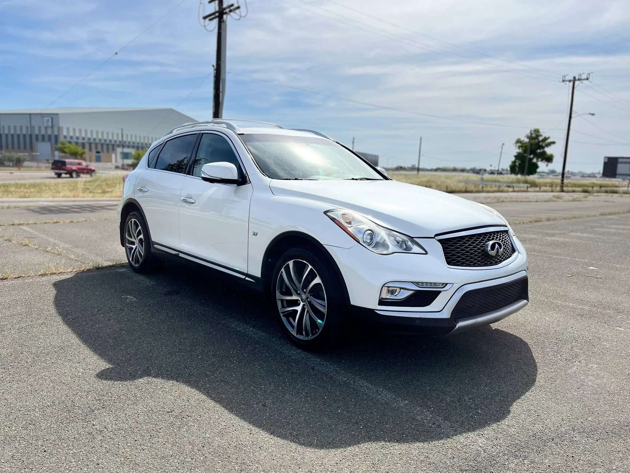 Used 2016 INFINITI QX50 2WD w/ Deluxe Touring Package image 3