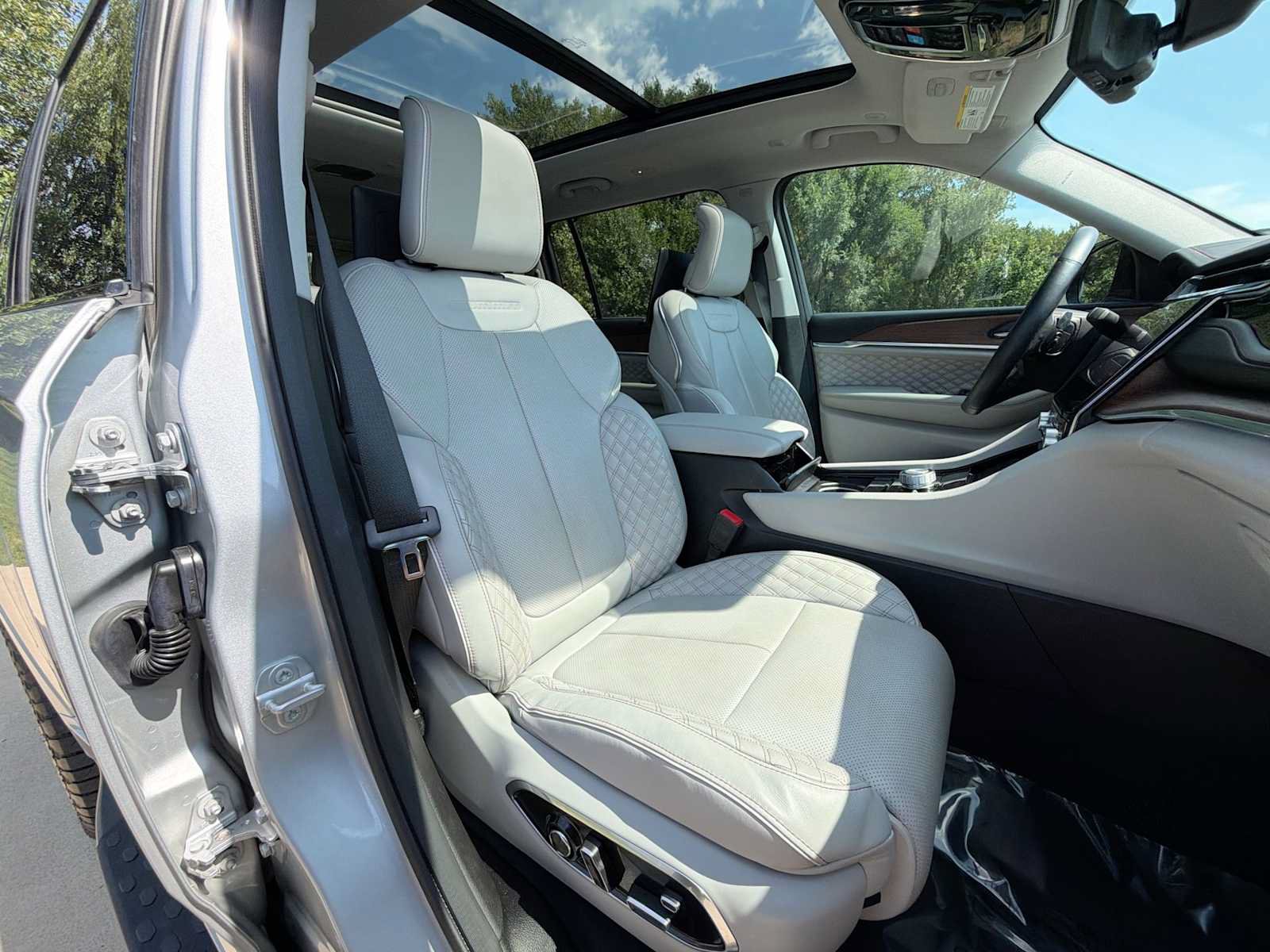 Used 2023 Jeep Grand Cherokee L Summit w/ Advanced Protech Group IV AWD/4WD image 19