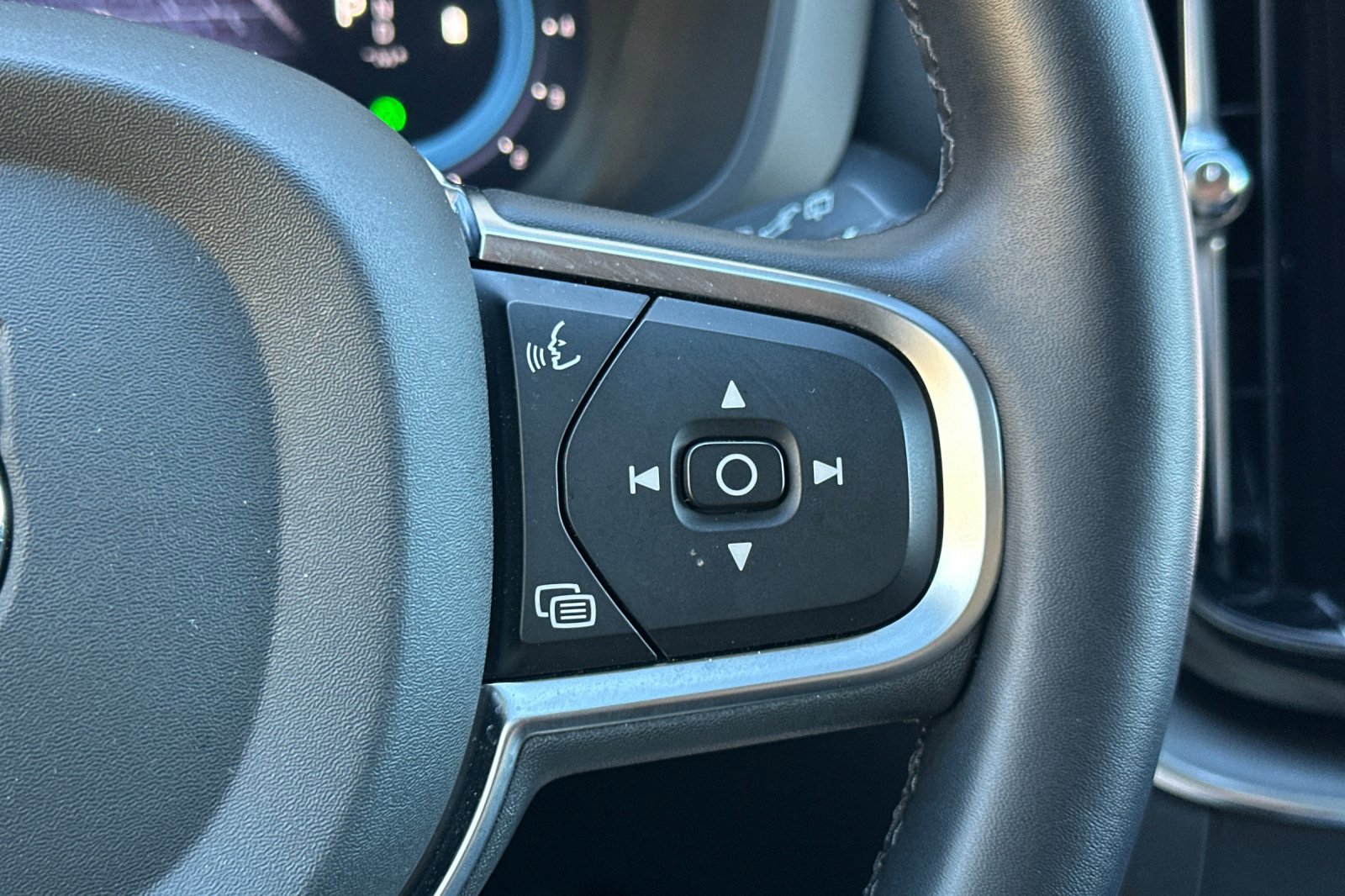 Certified 2025 Volvo XC60 B5 Core image 30