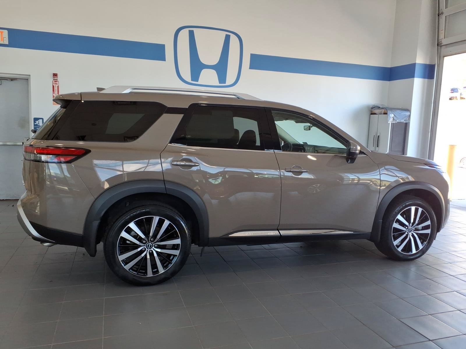 Used 2025 Nissan Pathfinder Platinum AWD/4WD image 2