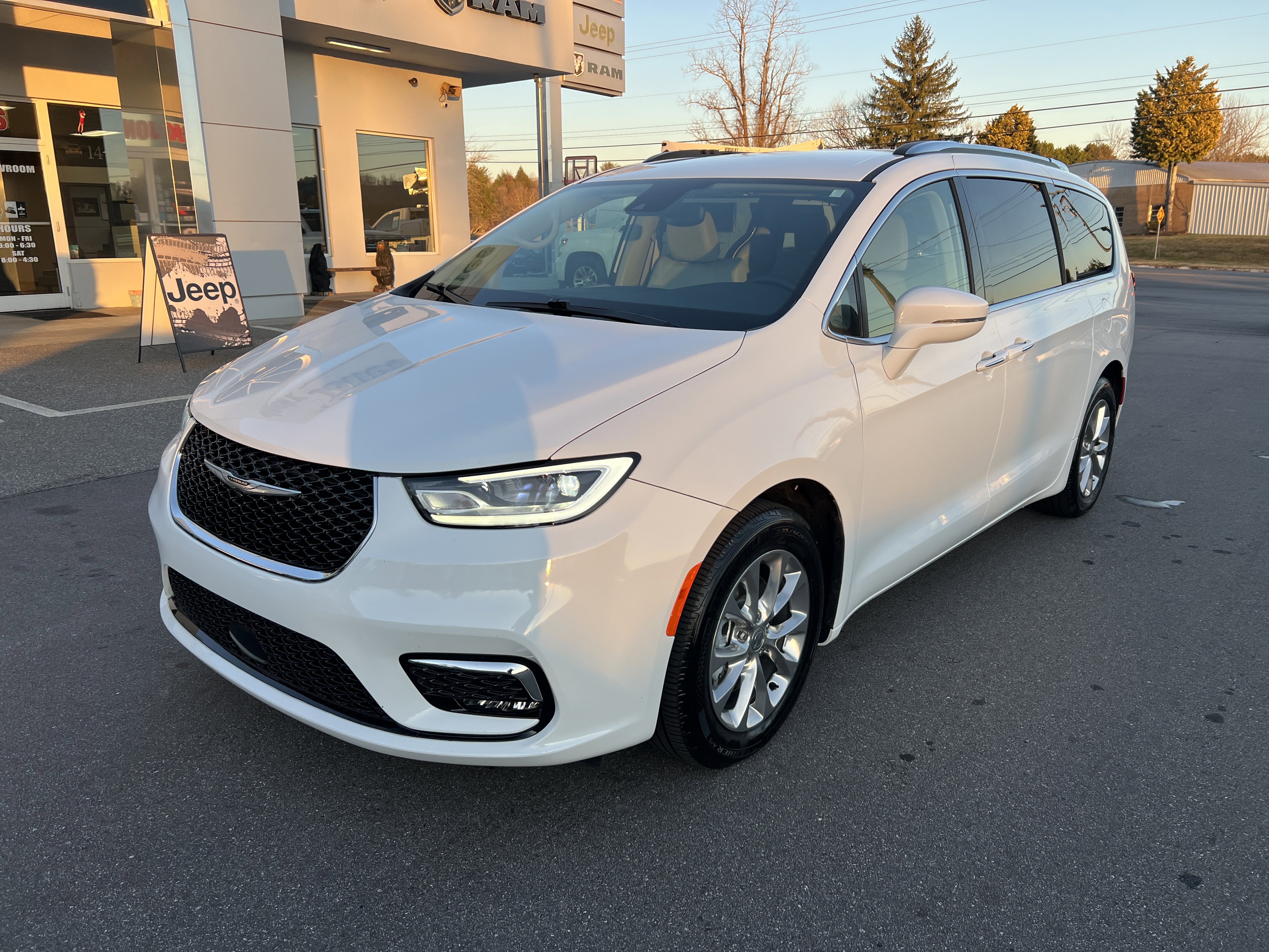 Used 2021 Chrysler Pacifica Touring-L image 6