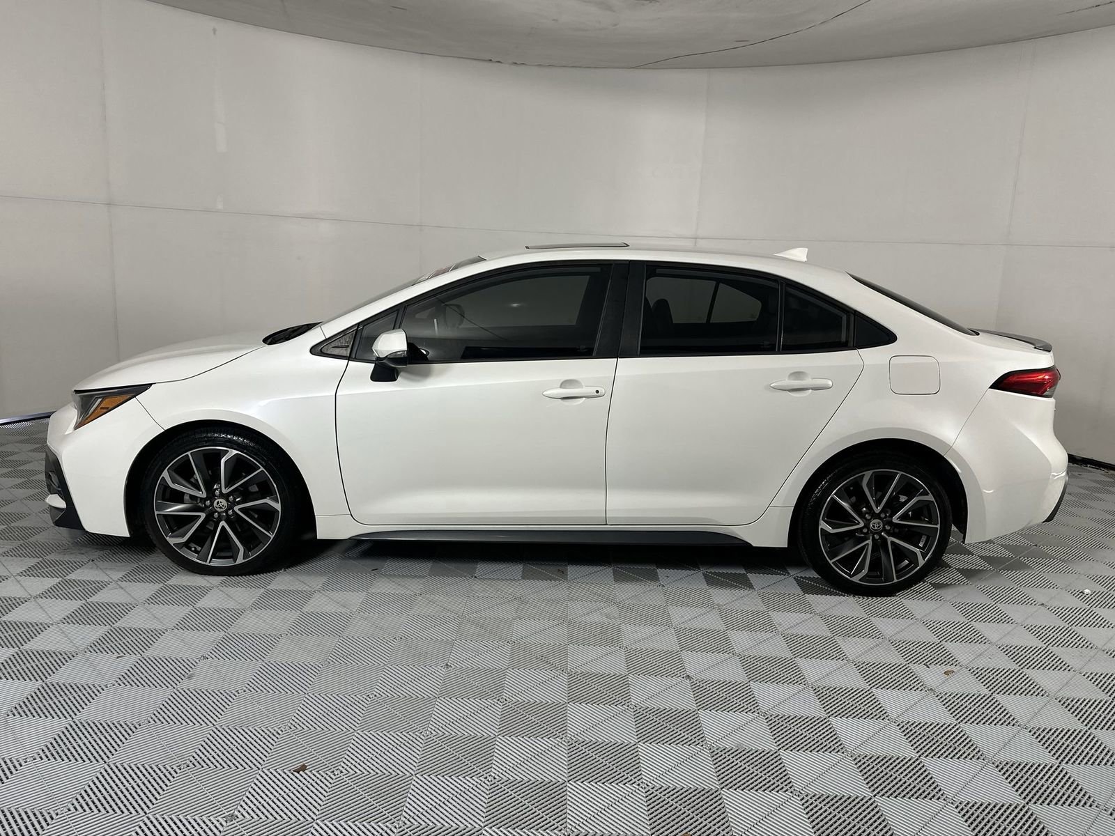 Used 2020 Toyota Corolla XSE FWD image 5