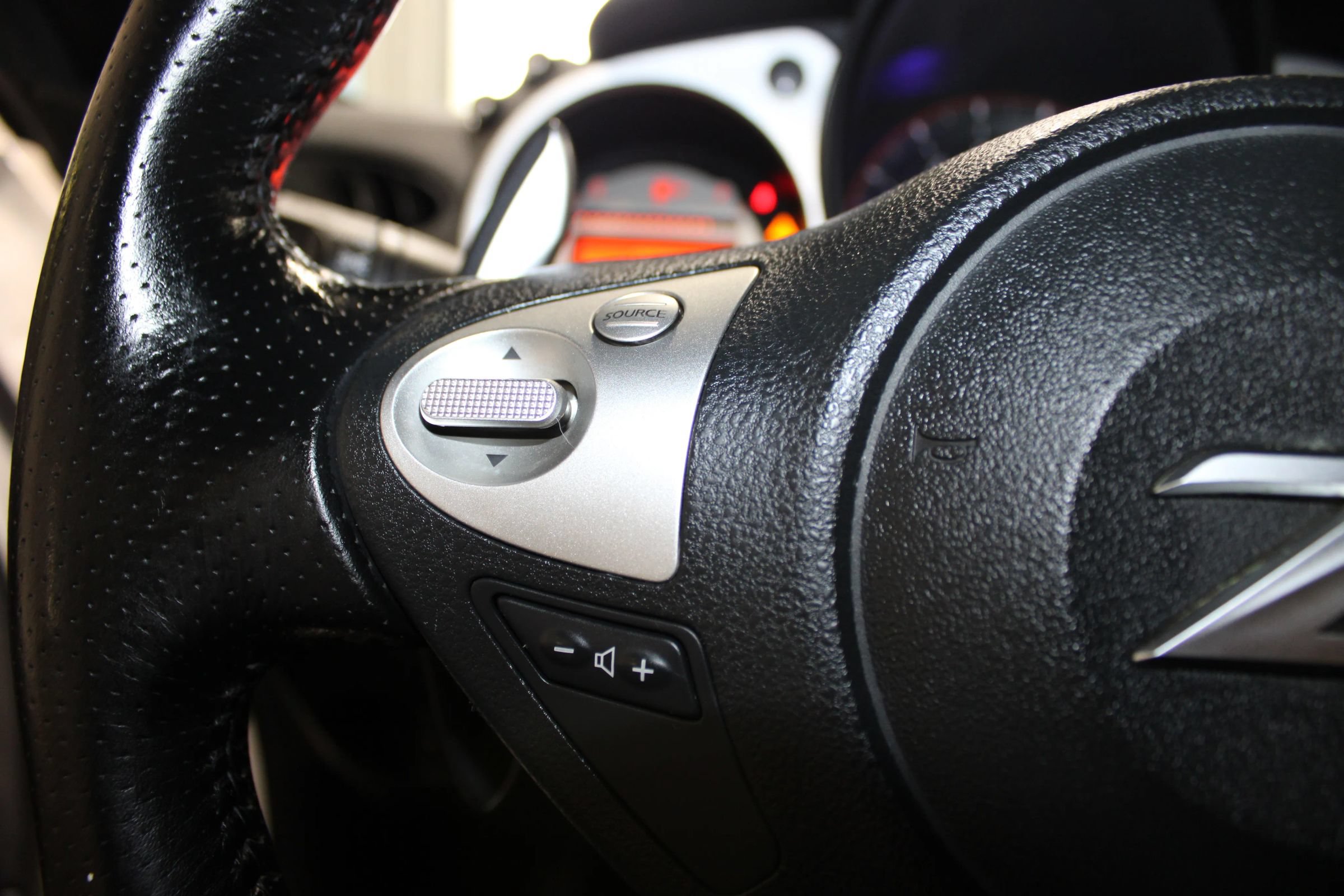 Used 2011 Nissan 370Z Coupe RWD image 17