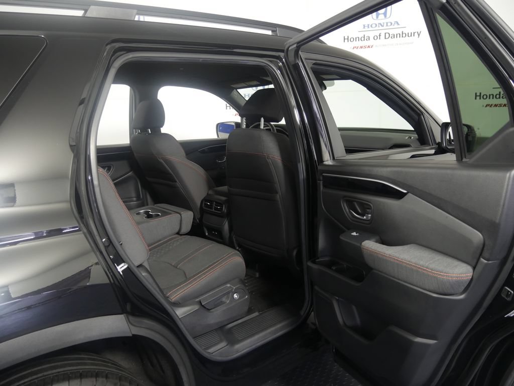 Used 2025 Honda Pilot Sport image 8