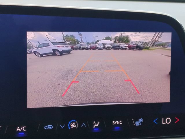 Used 2025 Chevrolet Traverse LT FWD image 25