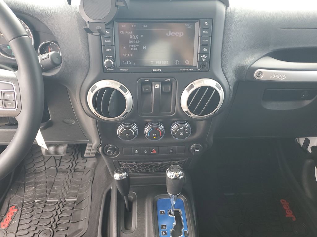 Used 2018 Jeep Wrangler Sahara w/ Connectivity Group AWD/4WD image 15