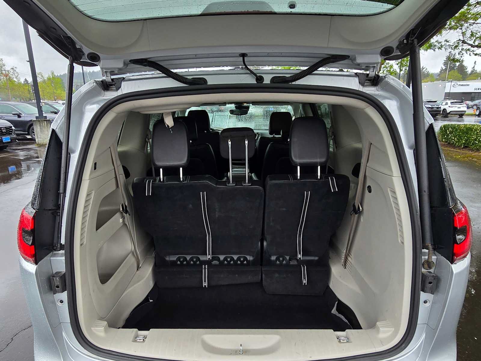 Used 2024 Chrysler Pacifica Touring-L FWD image 14