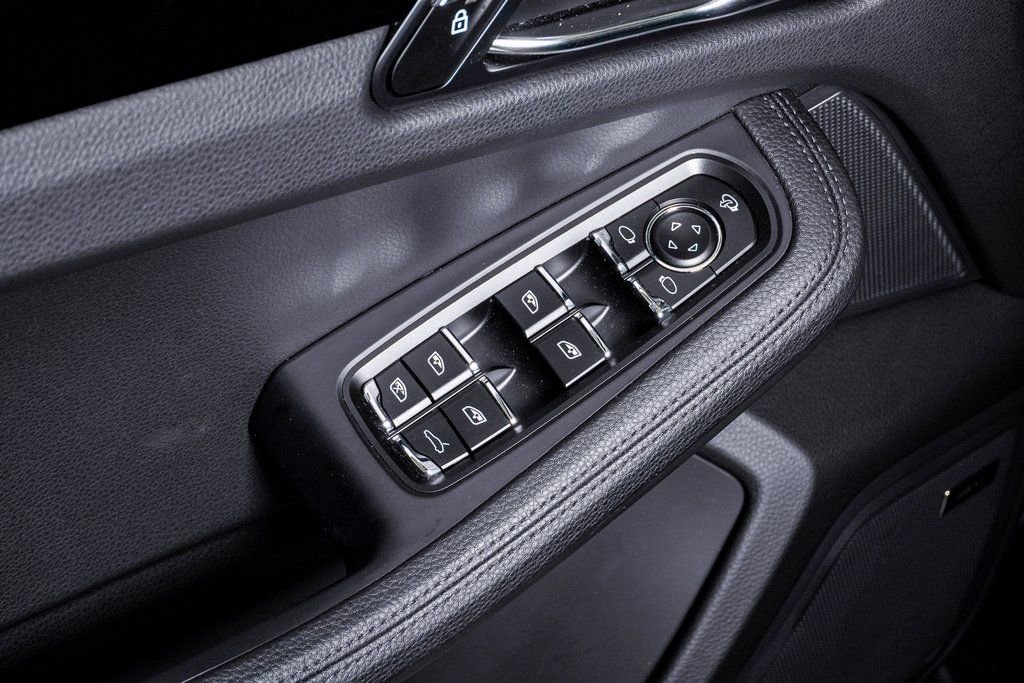 Certified 2025 Porsche Macan image 26