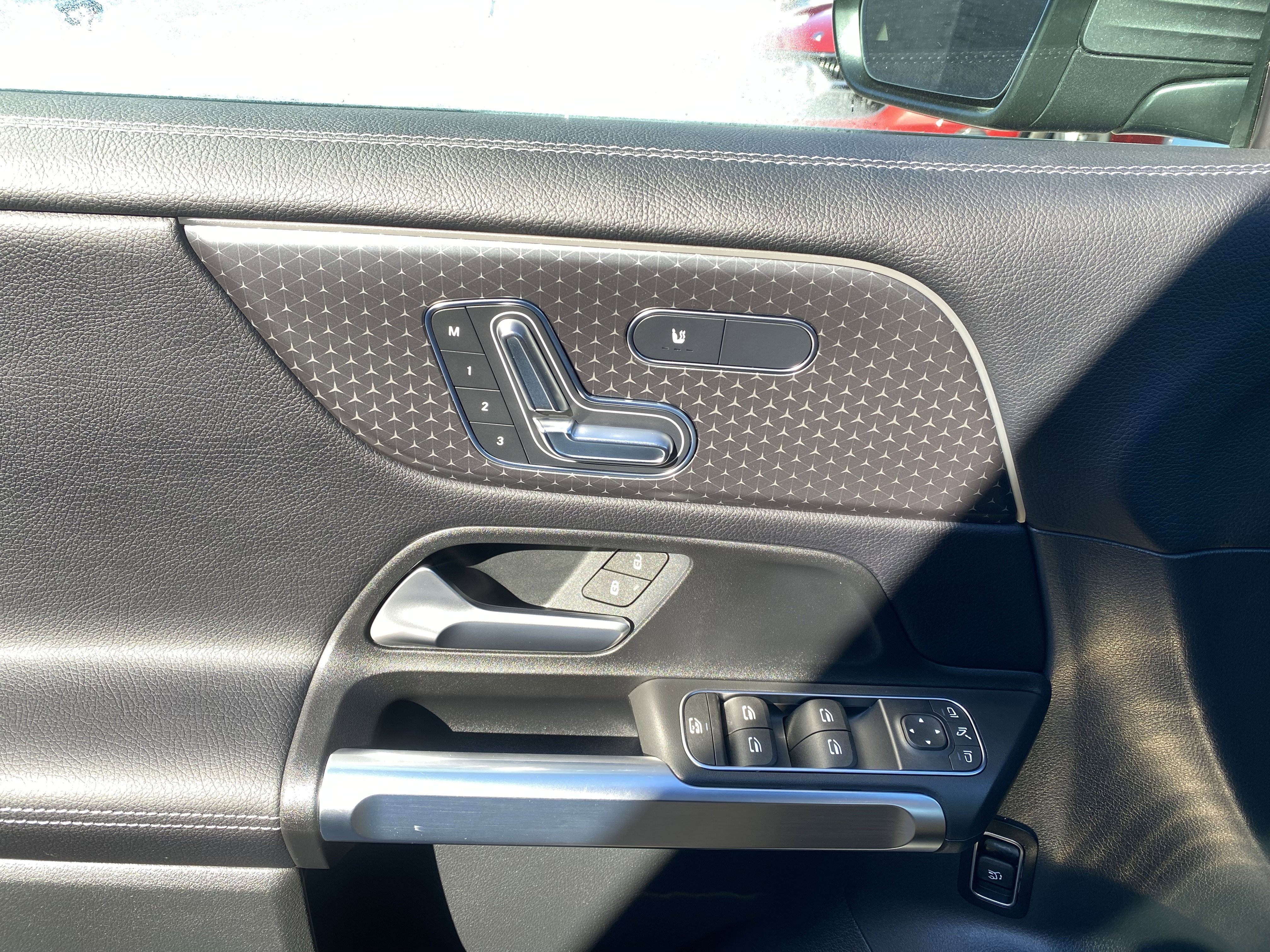 Used 2025 Mercedes-Benz GLB 250 4MATIC image 14