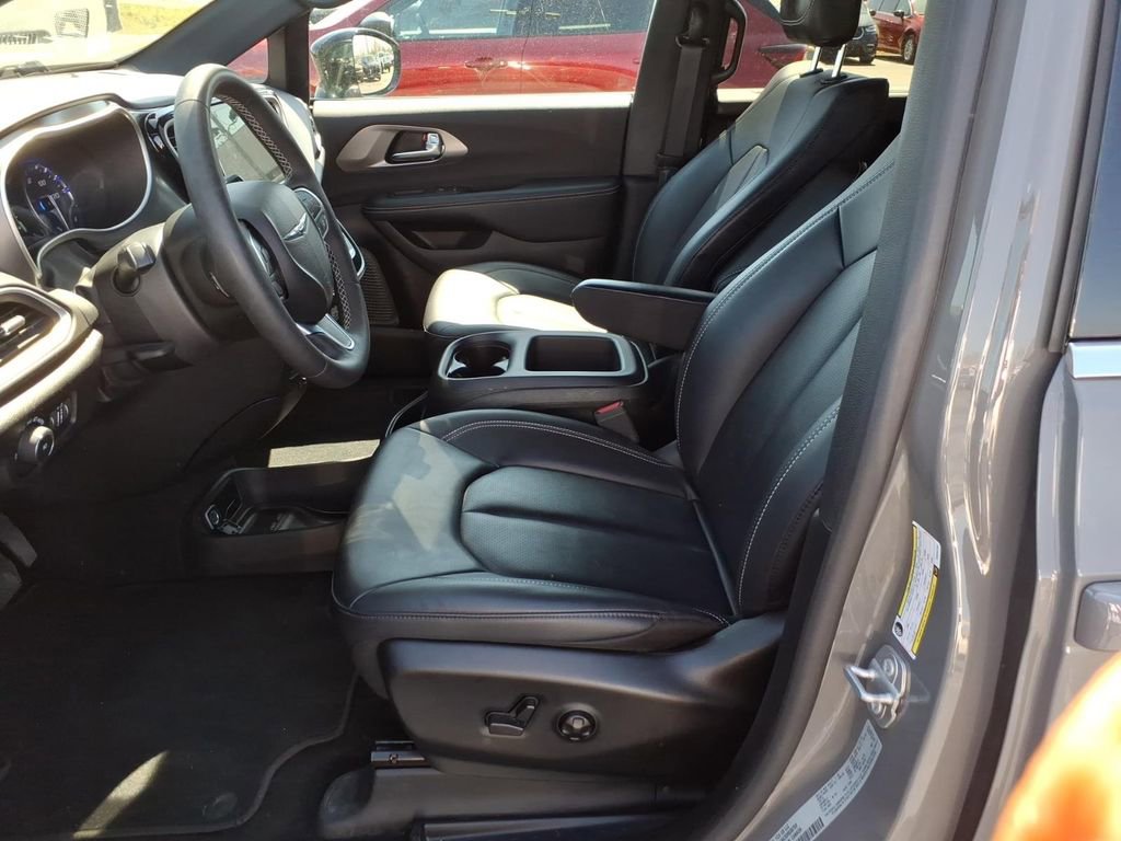 Used 2025 Chrysler Pacifica Select image 12