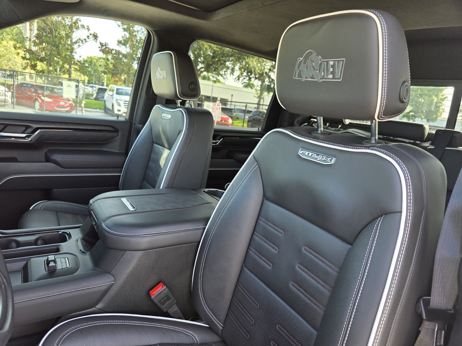 Used 2025 GMC Sierra 2500 AT4X w/ AT4X AEV Edition AWD/4WD image 12