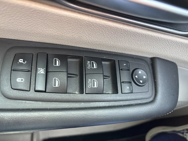 Used 2023 Chrysler Pacifica Touring-L FWD image 15