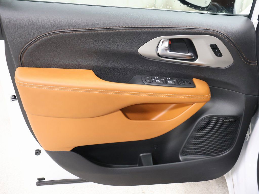 New 2026 Chrysler Pacifica Pinnacle w/ Trailer Tow Group image 11