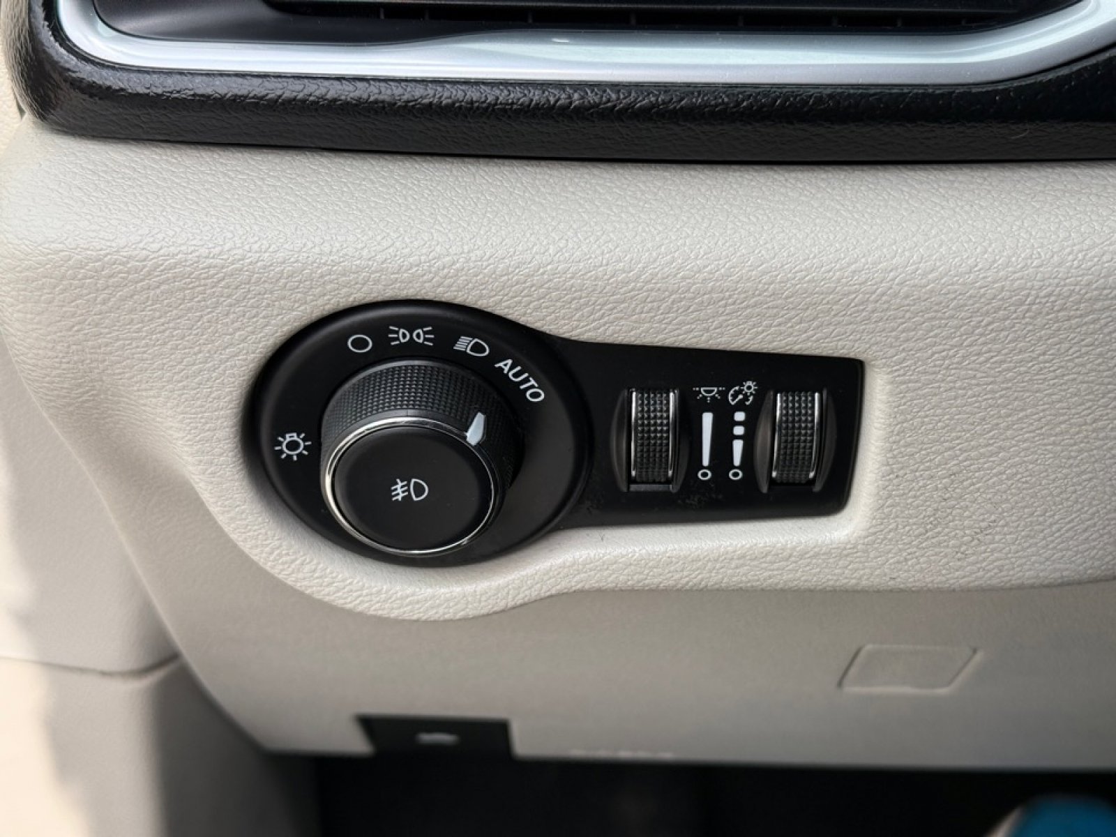 Used 2017 Chrysler Pacifica Touring-L Plus image 39