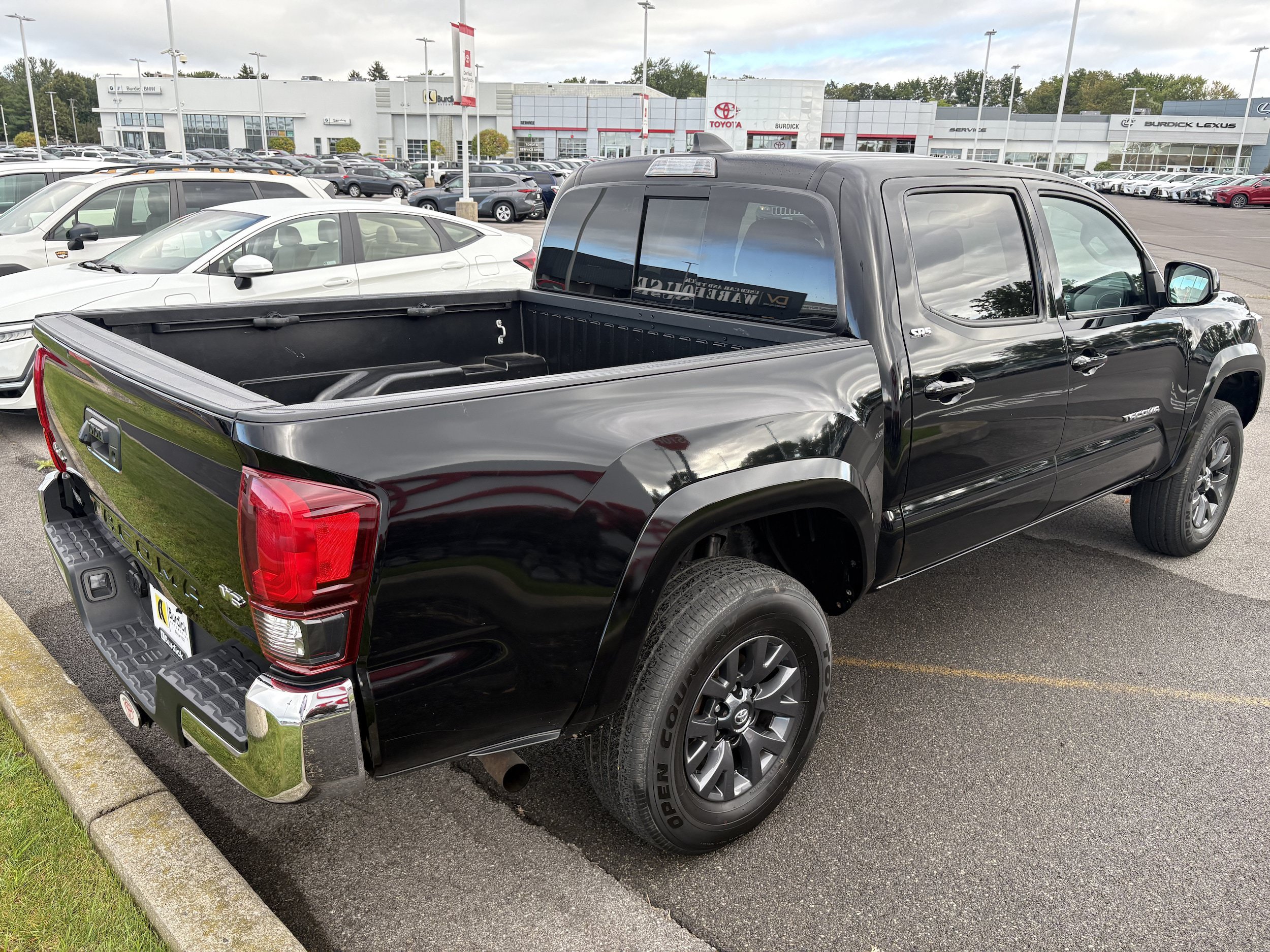 Certified 2023 Toyota Tacoma SR5 AWD/4WD image 6