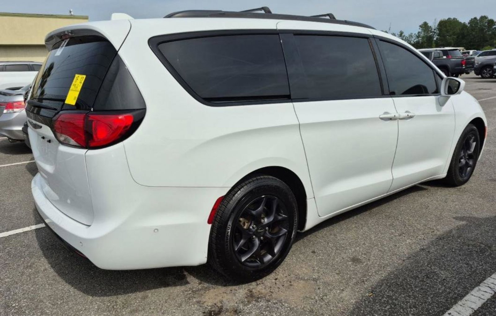 Used 2020 Chrysler Pacifica Touring-L Plus w/ Advanced Safetytec Group FWD image 3