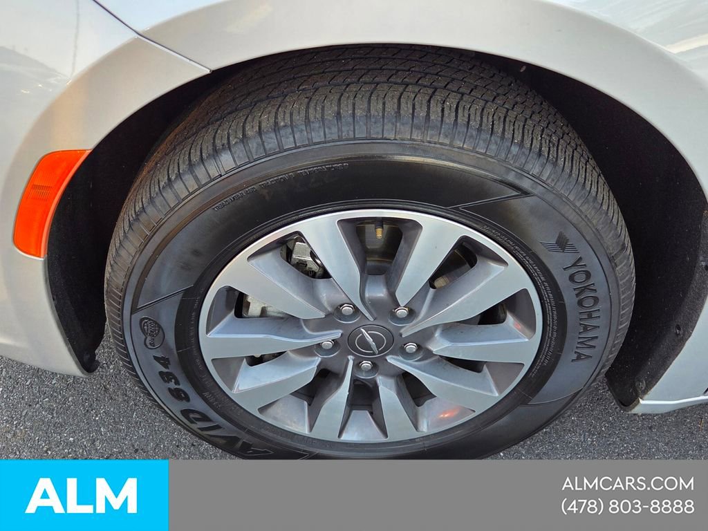 Used 2024 Chrysler Pacifica Select image 12