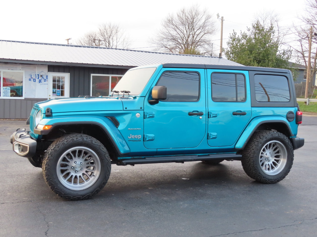 Used 2019 Jeep Wrangler Unlimited Sahara image 2