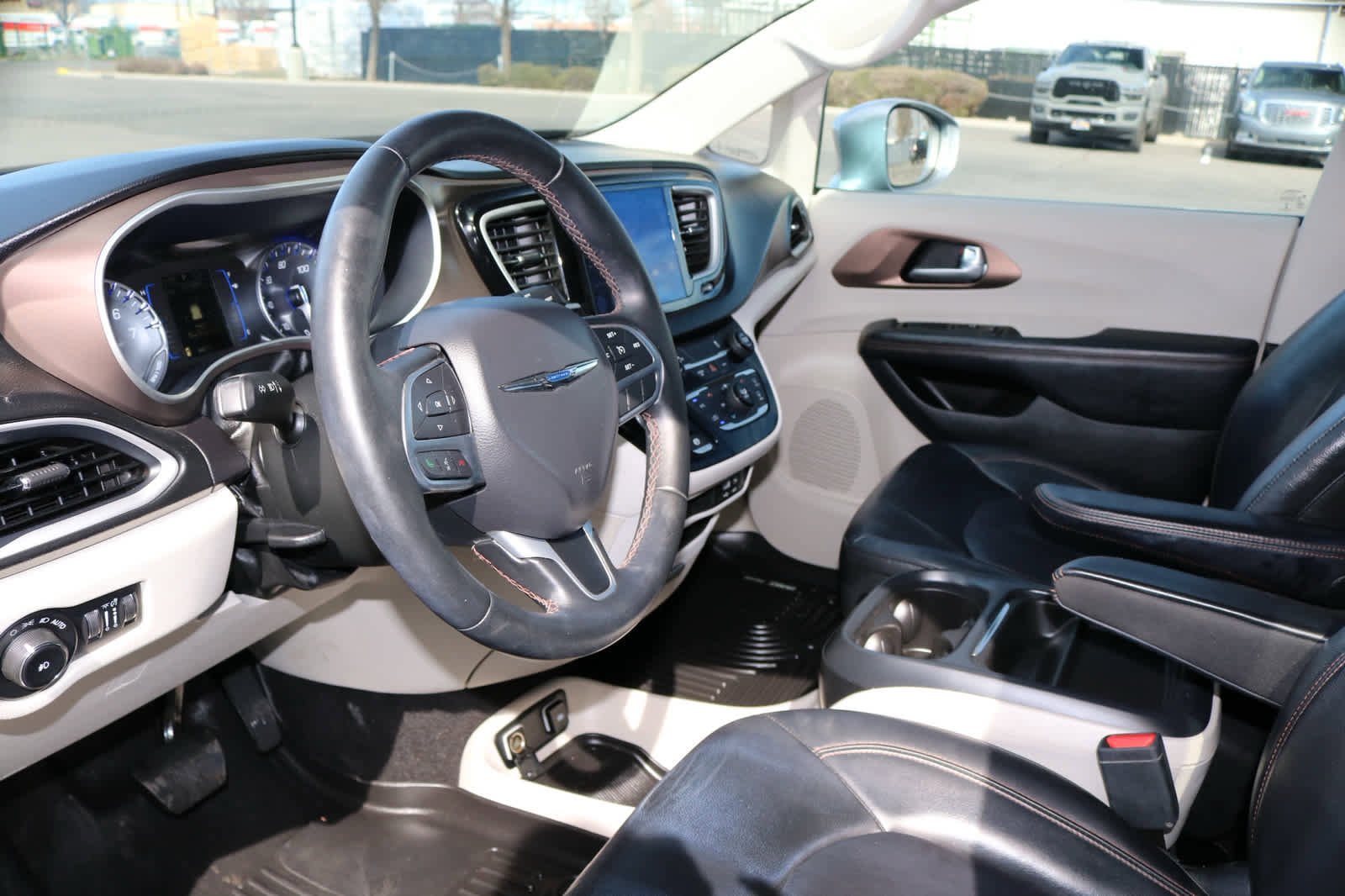 Used 2017 Chrysler Pacifica Touring-L image 7