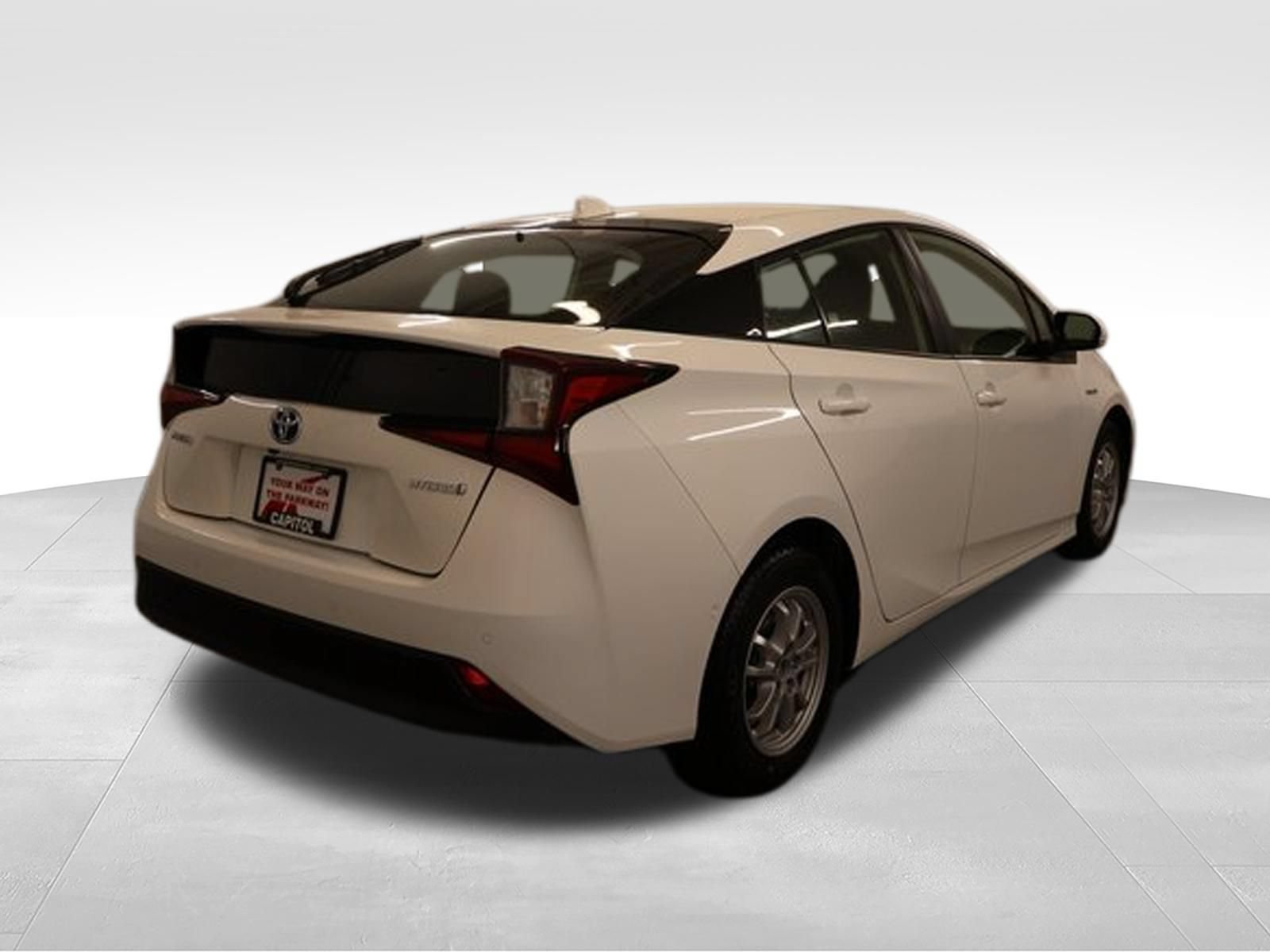 Used 2022 Toyota Prius LE FWD image 2