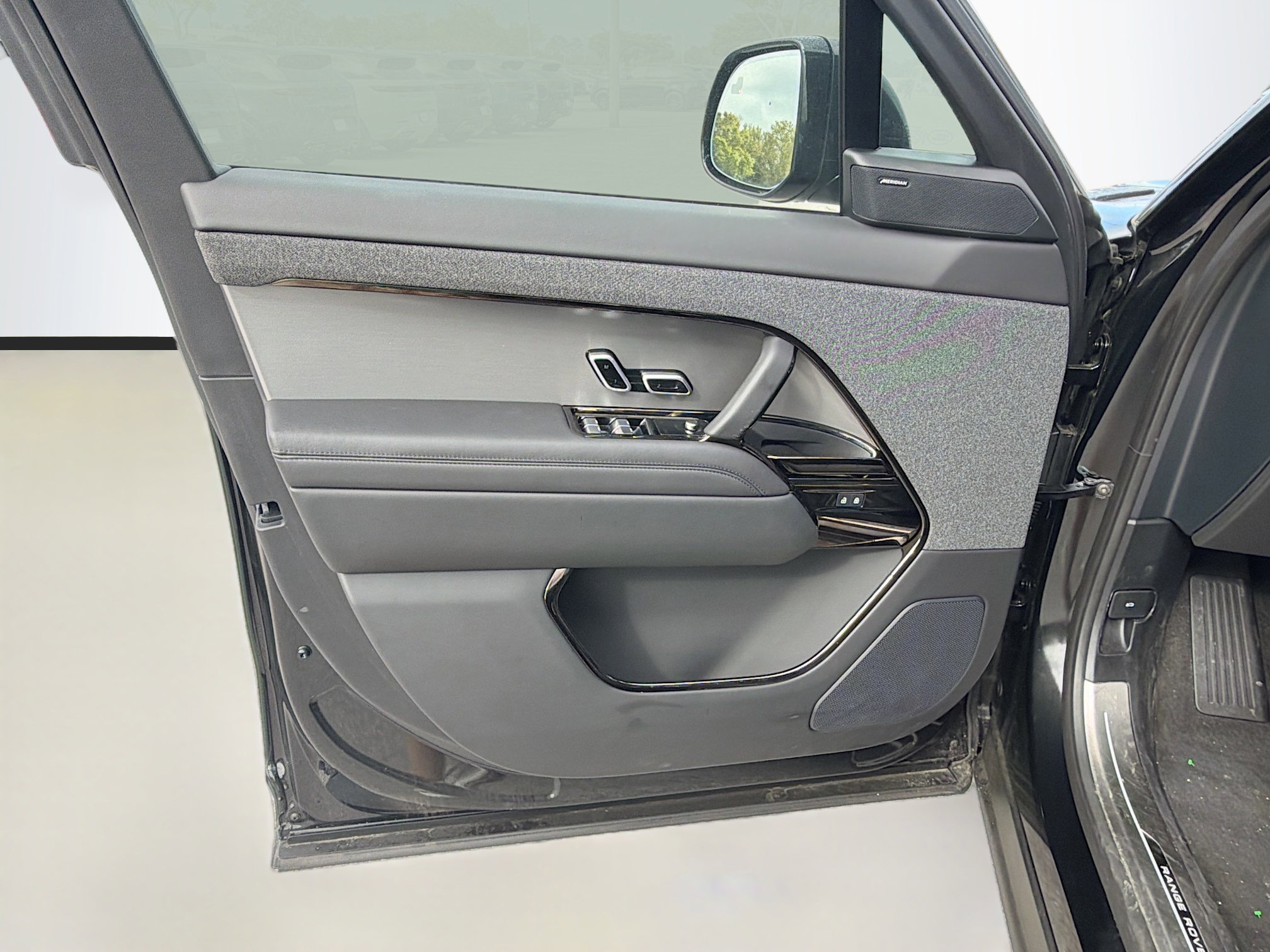 Used 2025 Land Rover Range Rover Sport Dynamic SE image 23