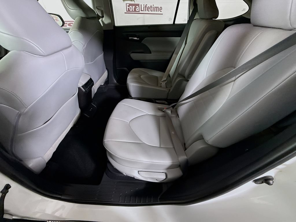 Certified 2021 Toyota Highlander XLE AWD/4WD image 28
