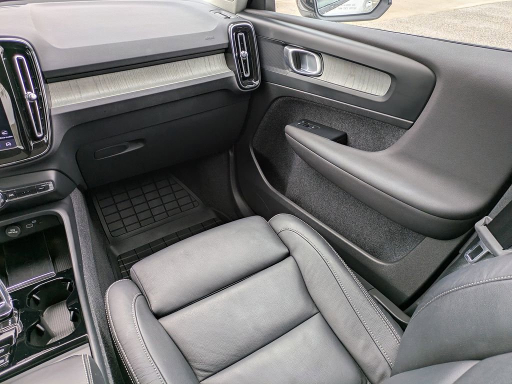 Certified 2023 Volvo XC40 B5 Plus w/ Driver Assist Package image 17