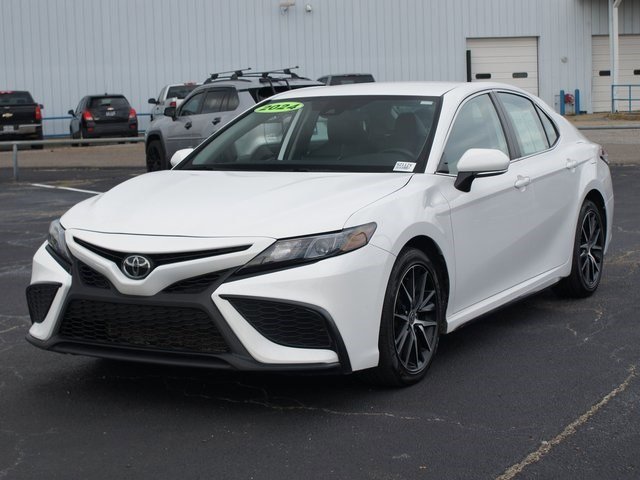 Used 2024 Toyota Camry SE image 2
