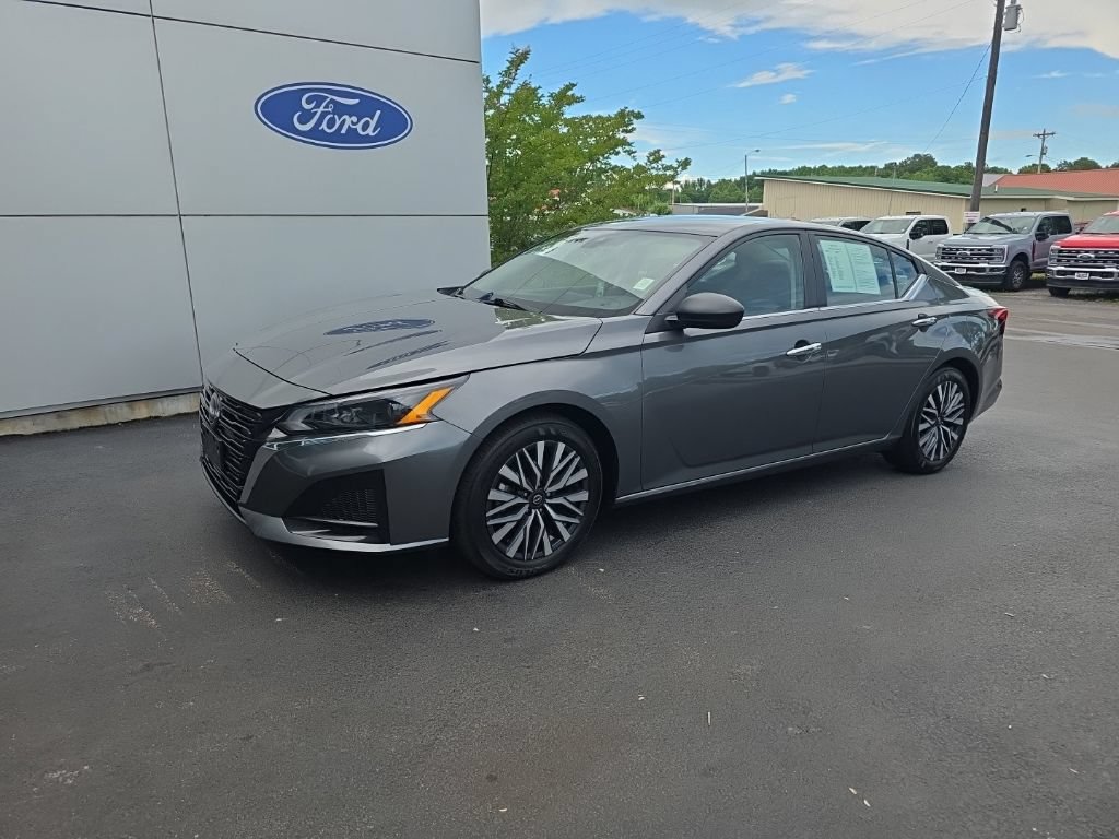 Used 2025 Nissan Altima 2.5 SV FWD image 2