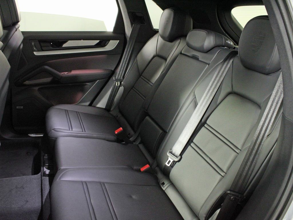 Certified 2025 Porsche Cayenne image 33