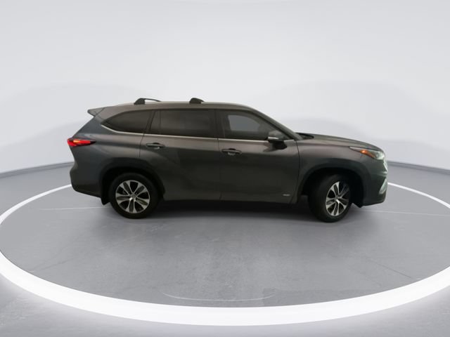 Used 2025 Toyota Highlander XLE AWD/4WD image 9