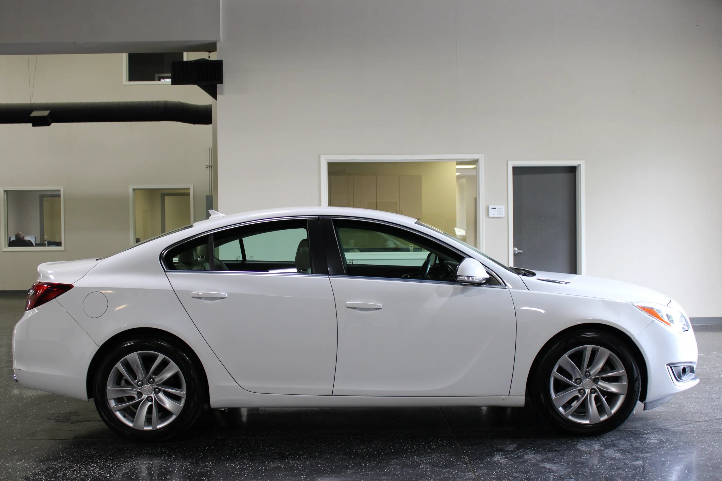 Used 2014 Buick Regal FWD image 2