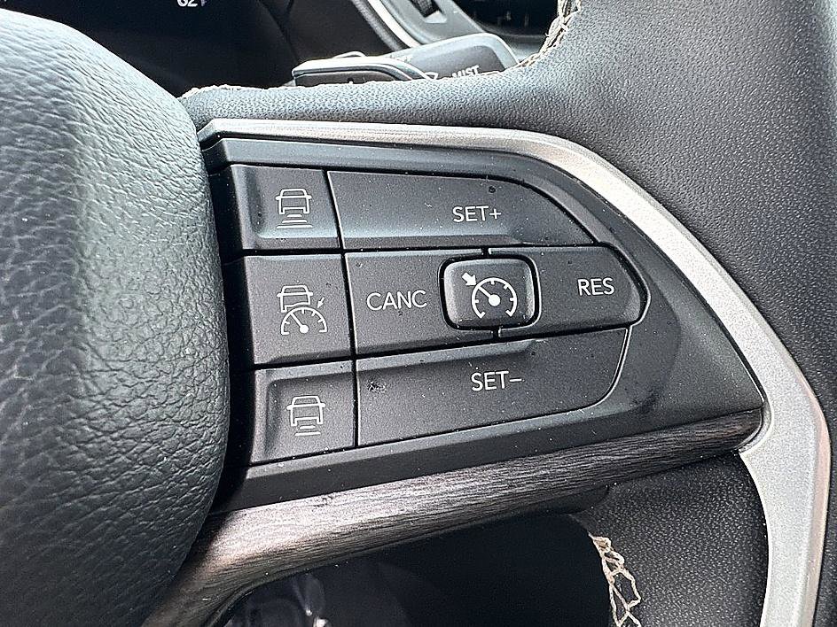 Used 2023 Jeep Grand Cherokee Limited w/ Luxury Tech Group II AWD/4WD image 19