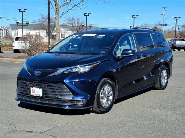Certified 2022 Toyota Sienna LE image 1