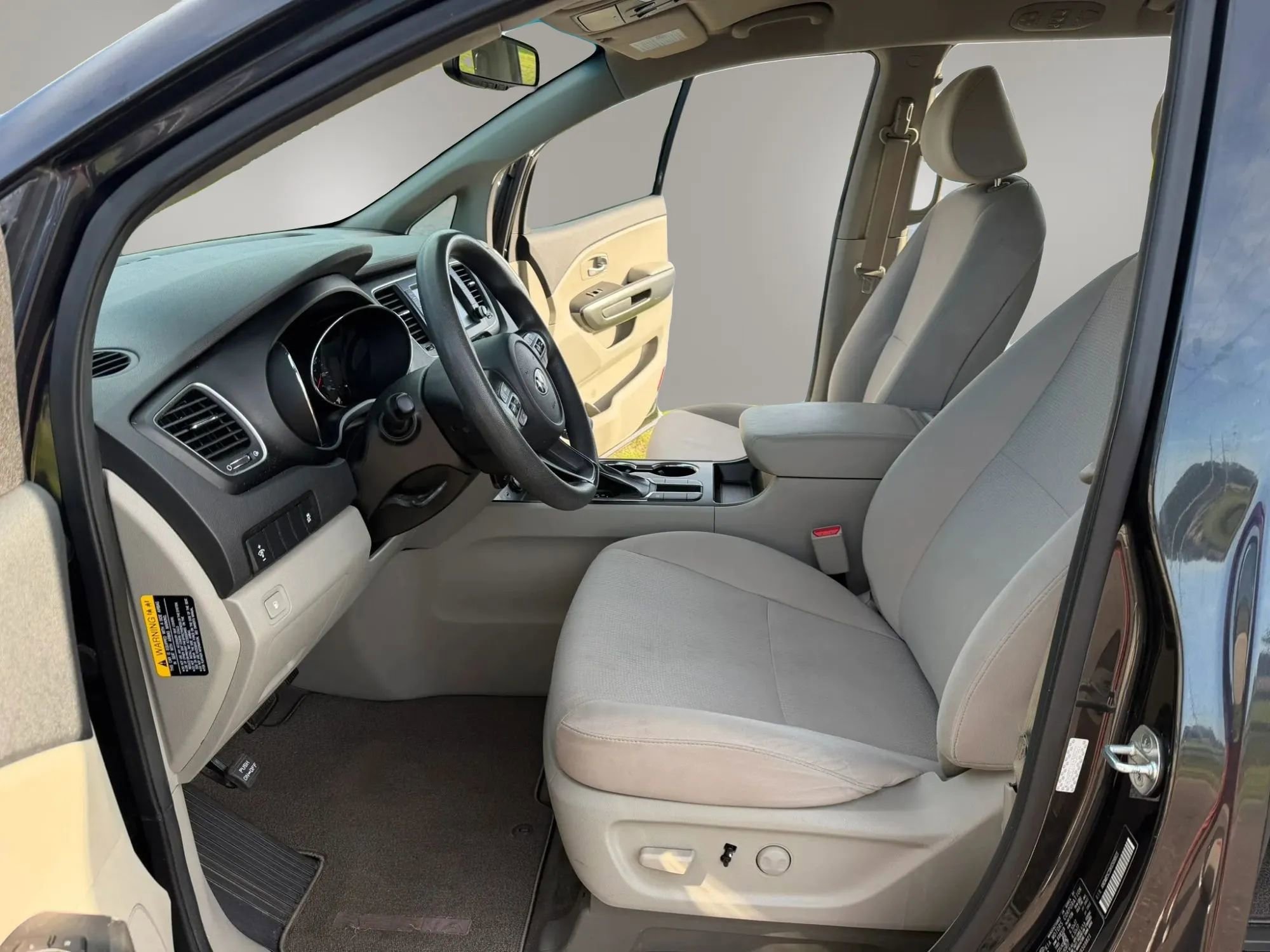 Used 2019 Kia Sedona LX image 12