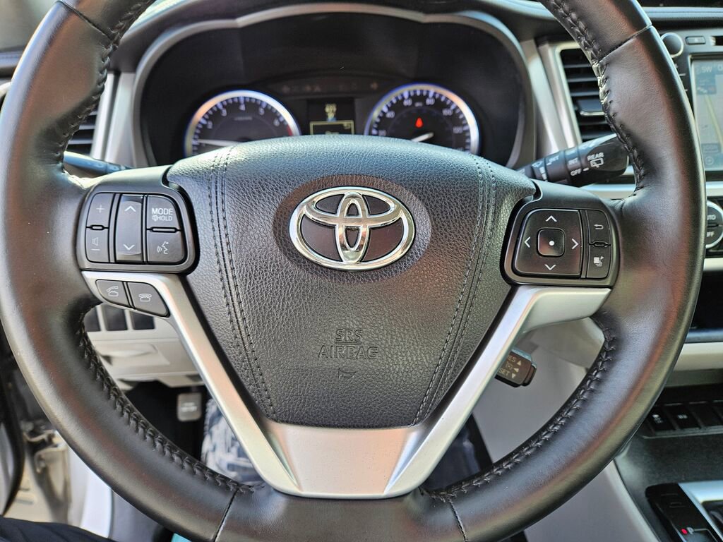 Used 2016 Toyota Highlander XLE image 2