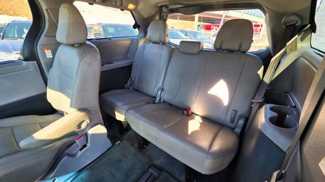 Used 2017 Toyota Sienna XLE Premium w/ Cargo Management Package image 29