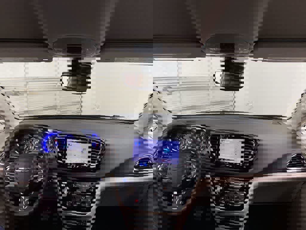 Used 2024 Chrysler Pacifica Touring-L image 12