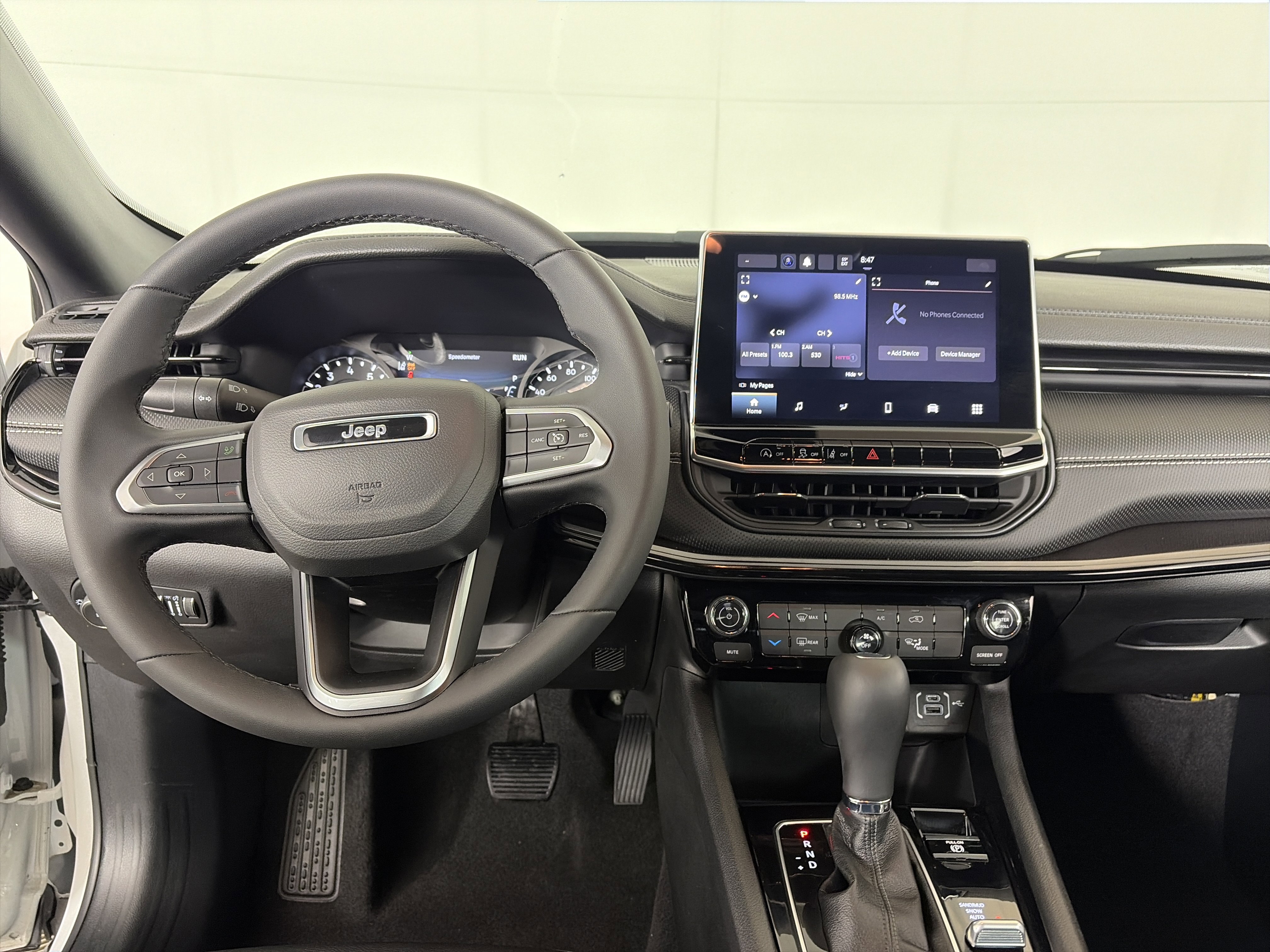 Used 2024 Jeep Compass Latitude w/ Convenience Group AWD/4WD image 3