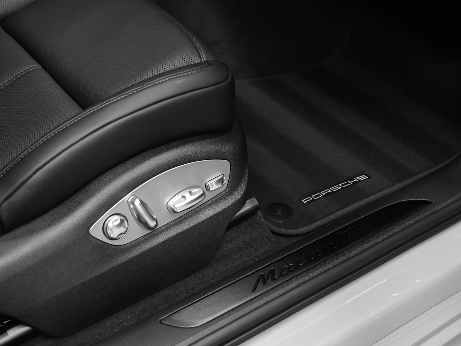 New 2026 Porsche Macan Turbo image 21