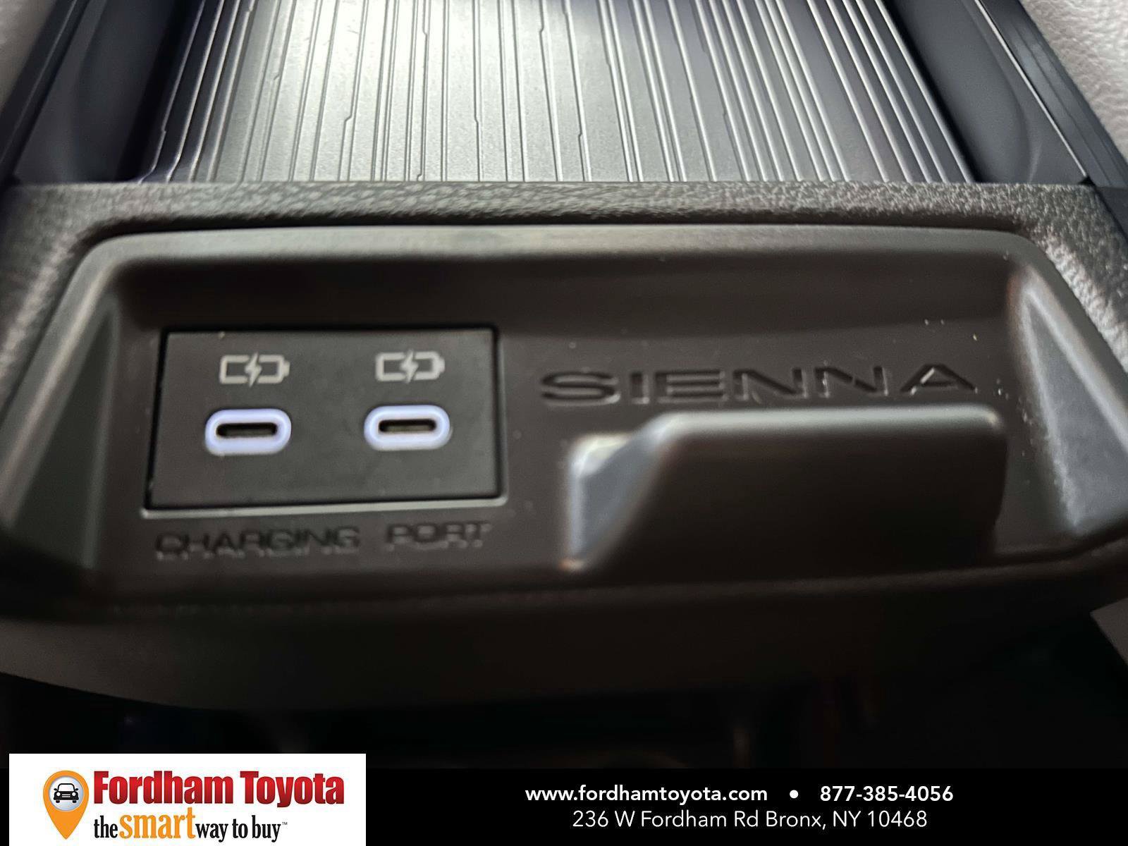 Used 2025 Toyota Sienna LE FWD image 18