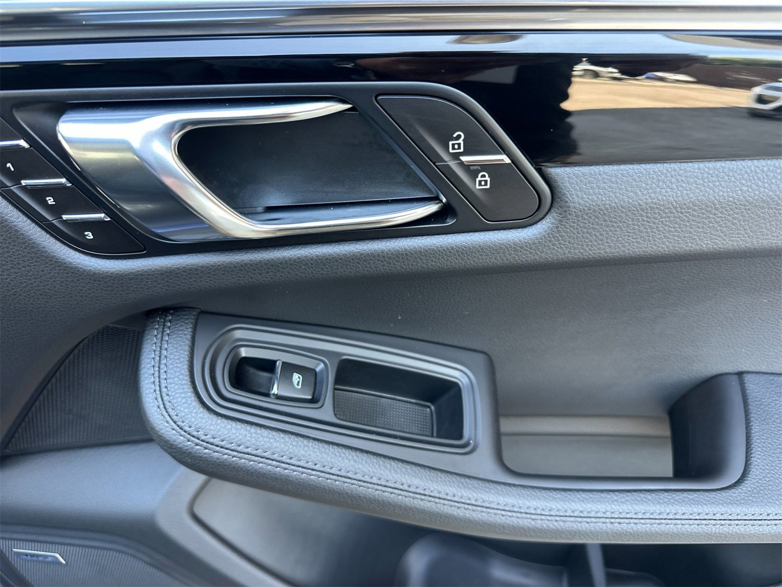 Used 2025 Porsche Macan image 19