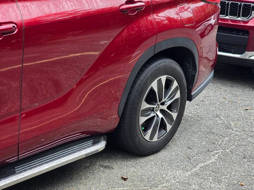 Used 2021 Toyota Highlander XLE FWD image 19
